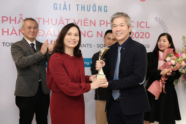 Giải thưởng quốc tế phẫu thuật khúc xạ vinh danh bác sỹ Việt.