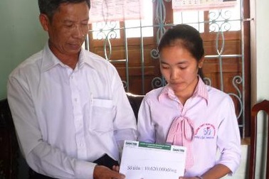 Hai chị em mồ côi học giỏi nhận quà bạn đọc   