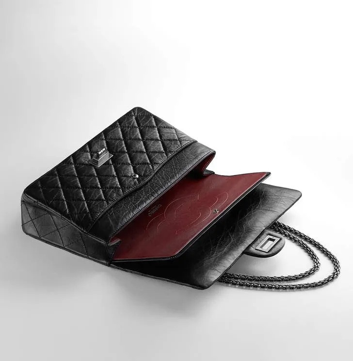 Ra mắt từ 68 năm trước, chiếc túi Chanel này vẫn cháy hàng liên tục - 3 Ra mắt từ 68 năm trước, chiếc túi Chanel này vẫn cháy hàng liên tục - 3