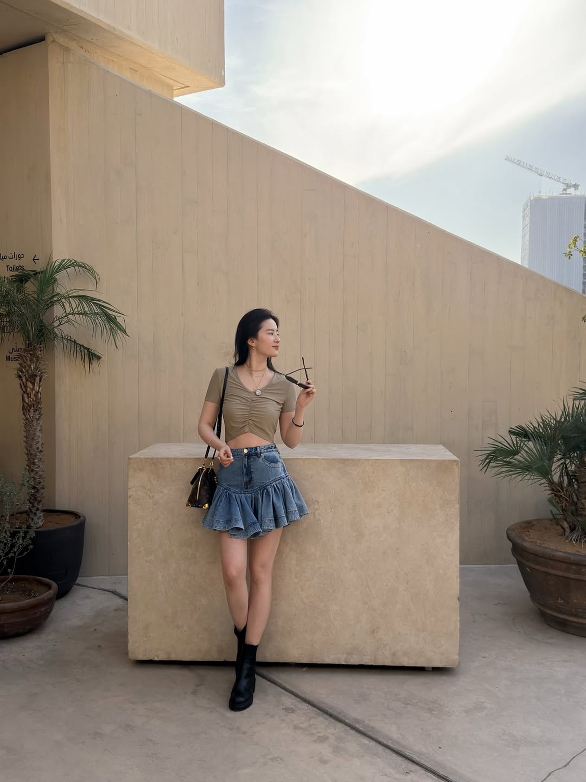 Liu Yifei viser frem sin bemerkelsesverdig slanke midje etter streng slanking og trening - 1 Lưu Diệc Phi khoe eo thon hiếm thấy sau khi ăn kiêng, tập luyện nghiêm ngặt - 1