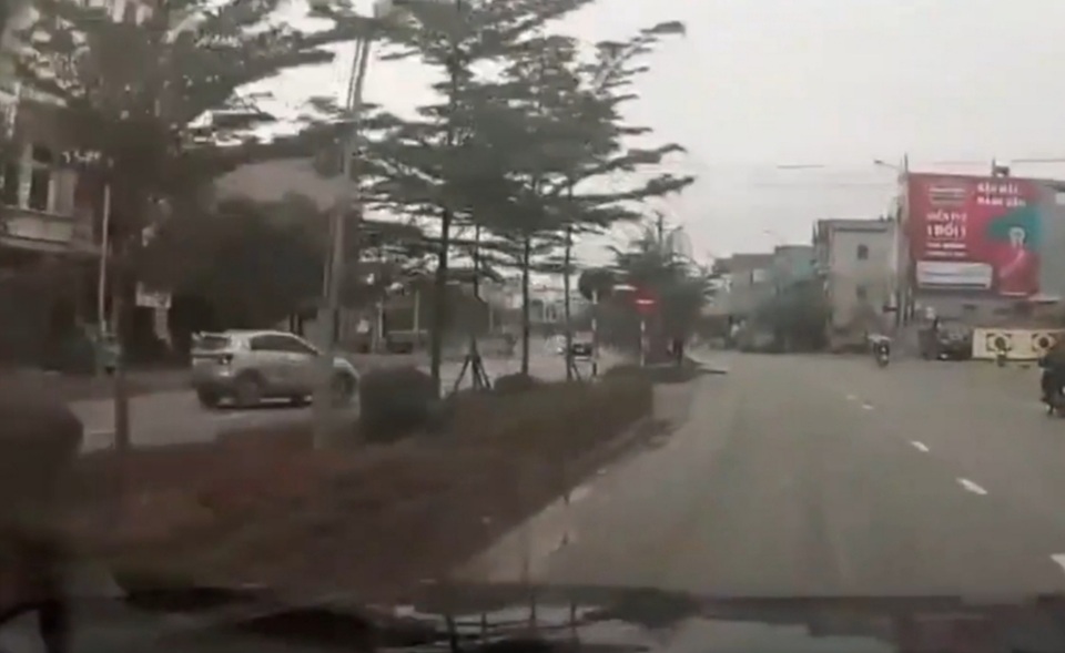 Công an truy tìm xe ô tô trốn trạm kiểm dịch đi vào đường ngược chiều - 4 Công an truy tìm xe ô tô trốn trạm kiểm dịch đi vào đường ngược chiều - 4