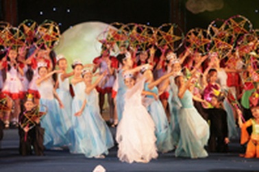 Thành cổ Sơn Tây náo nhiệt đêm phá cỗ sớm