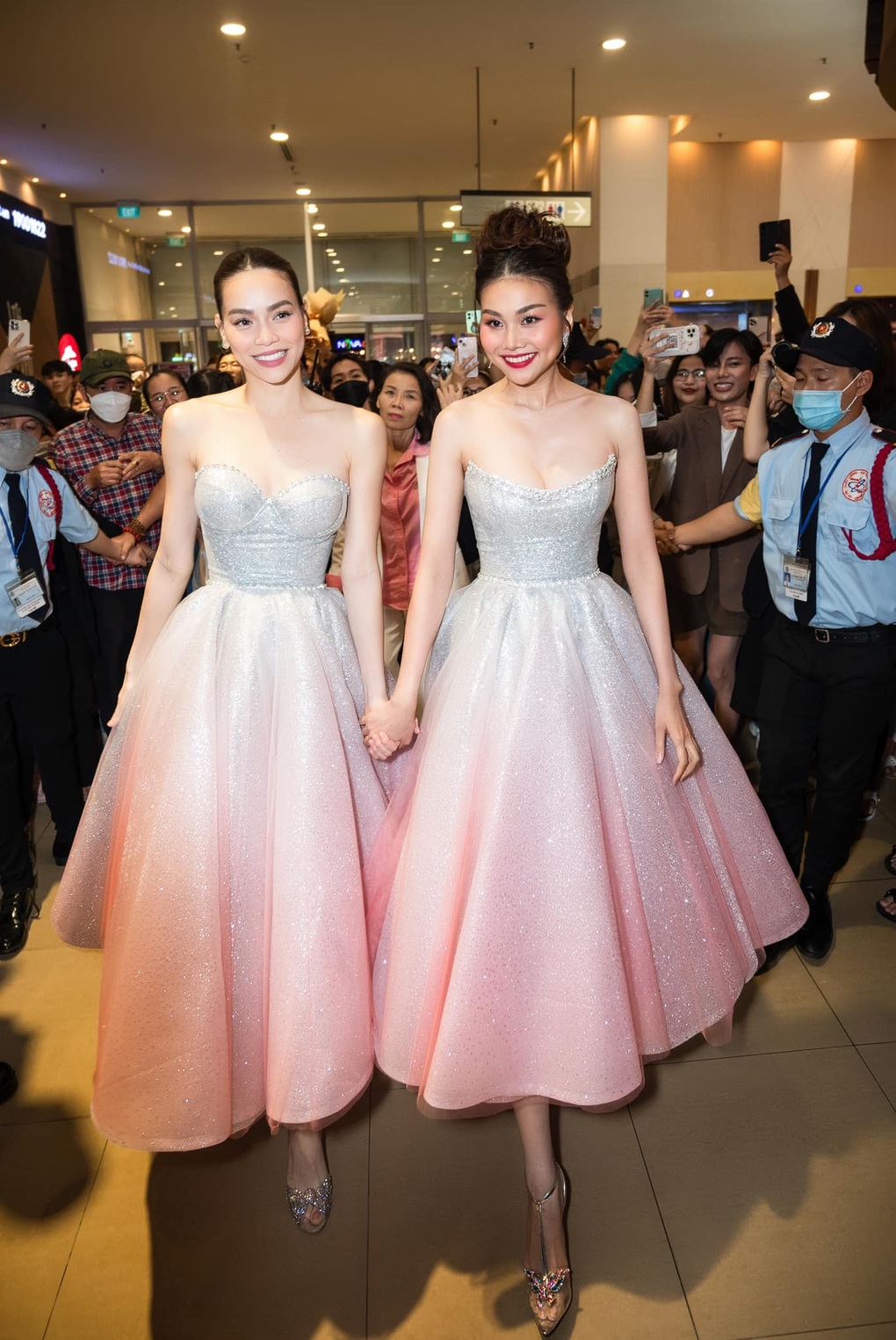 Khoảnh khắc như sinh đôi của Hồ Ngọc Hà - Thanh Hằng - 2