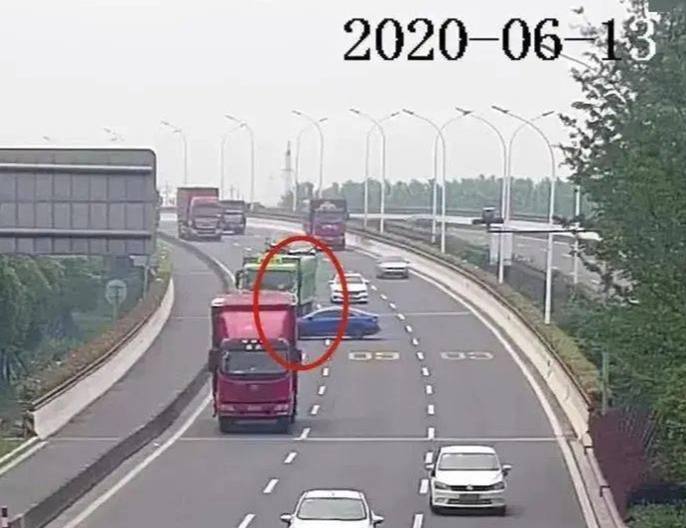 Mới lấy bằng, nữ tài xế hồn nhiên lái ngược chiều giữa đường cao tốc - 1 Mới lấy bằng, nữ tài xế hồn nhiên lái ngược chiều giữa đường cao tốc - 1