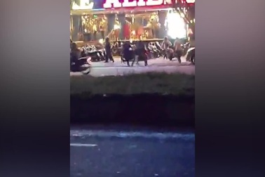 Hàng chục người rượt chém nhau trước quán karaoke