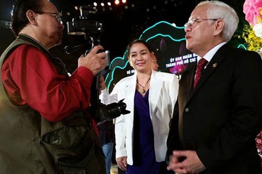 Bước ngoặt với nhà báo hải ngoại ở Cali