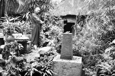 Hòn đá khiến nhiều người sờ vào bị “giật như điện“