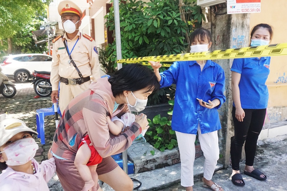 Khẩn trương tiếp tế cho cư dân bị phong tỏa tại TP Vinh - 5