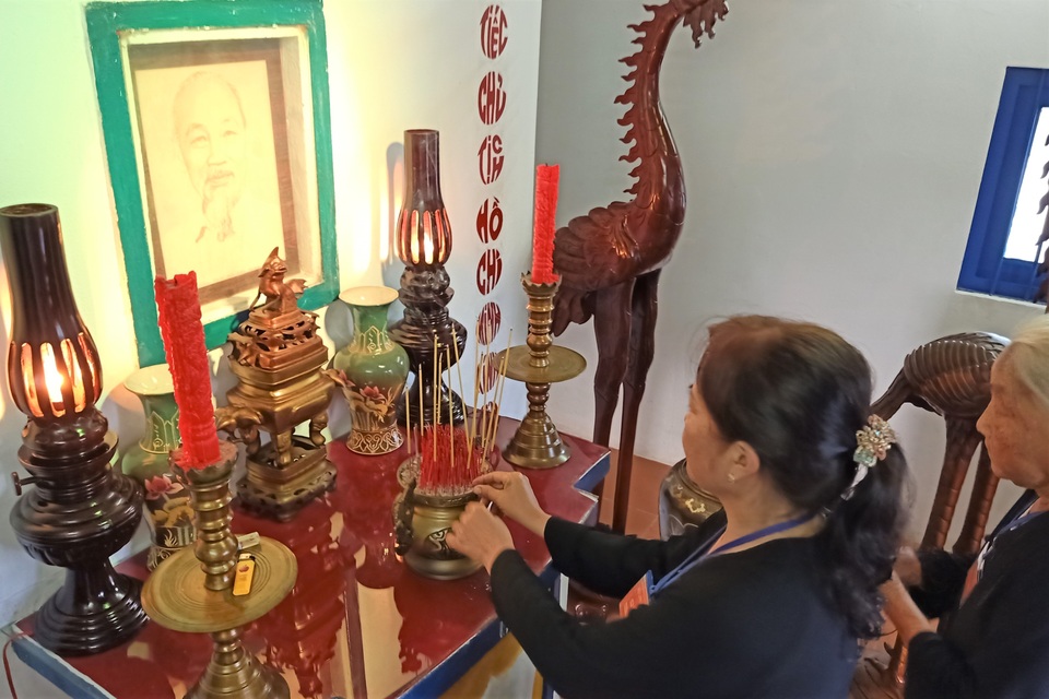 Hàng ngày được thắp hương tưởng nhớ Bác Hồ, tôi tự hào, hạnh phúc lắm! - 2 Hàng ngày được thắp hương tưởng nhớ Bác Hồ, tôi tự hào, hạnh phúc lắm! - 2