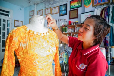 Thoát cửa tử, nữ thợ may làm một việc khiến ngày nào cũng có người đến nhà