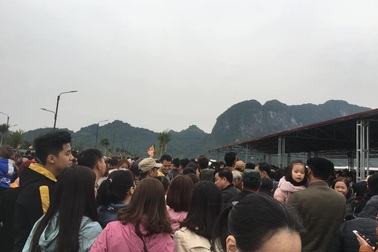 Biển người nườm nượp đổ về ngôi chùa lớn nhất thế giới ở Hà Nam