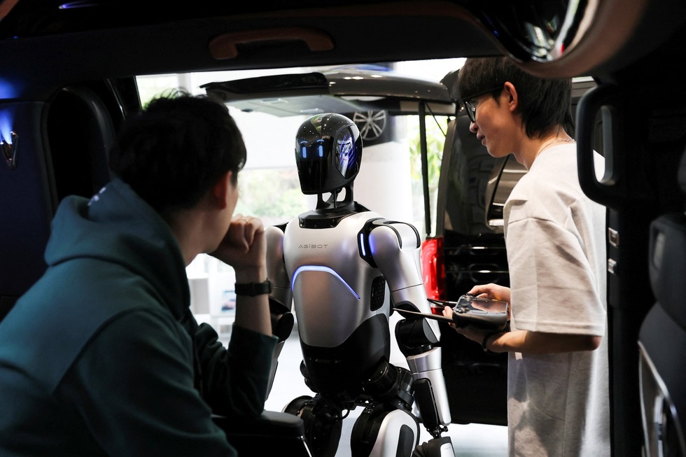 Trung Quốc hướng tới cuộc cách mạng sản xuất với robot hình người AI - 1