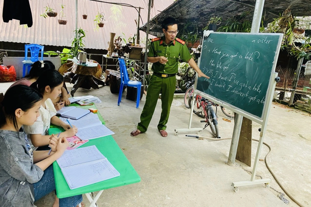 Lớp học đặc biệt trên khoảnh sân nhỏ của thầy giáo công an - 1 Lớp học đặc biệt trên khoảnh sân nhỏ của thầy giáo công an - 1