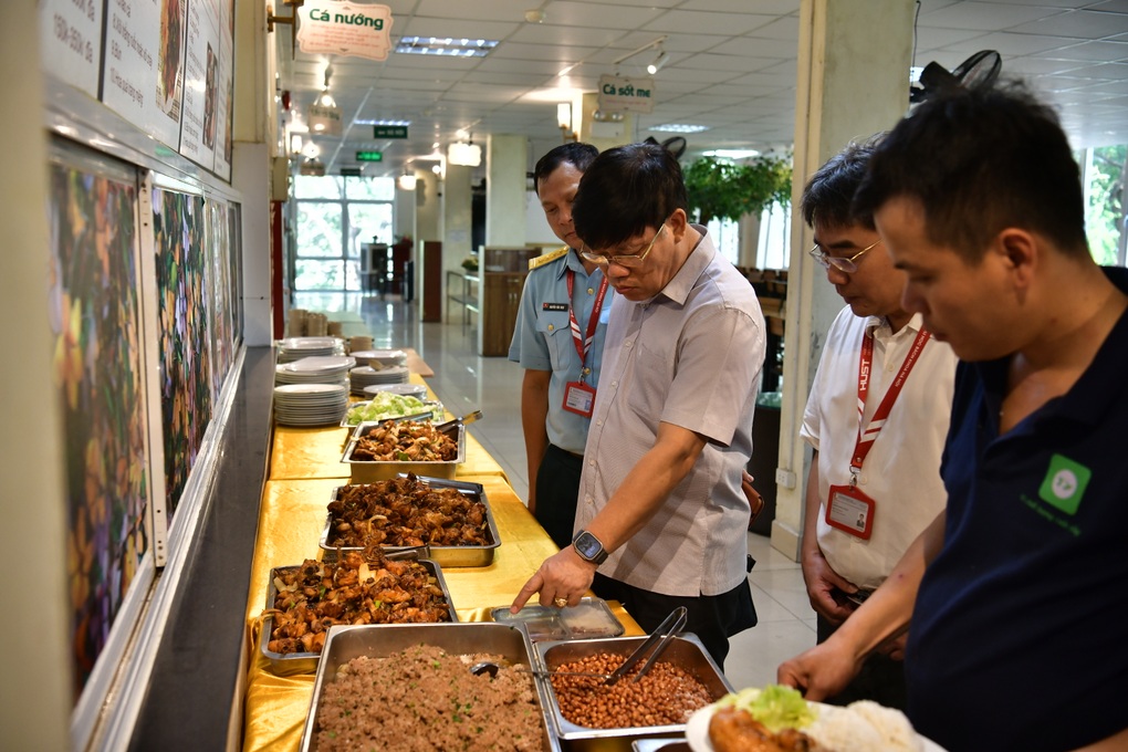 Sinh viên ĐHBK Hà Nội ăn cơm canh thừa, có dị vật: Bộ GDĐT yêu cầu báo cáo - 2