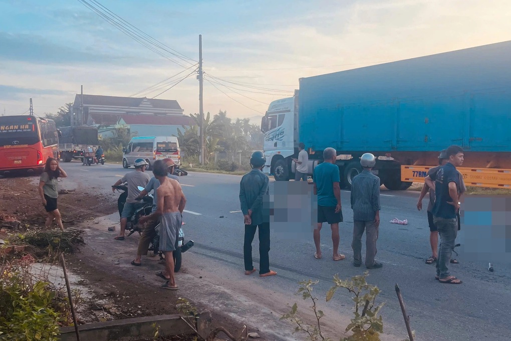 Hai vợ chồng tử vong sau va chạm với xe khách - 1