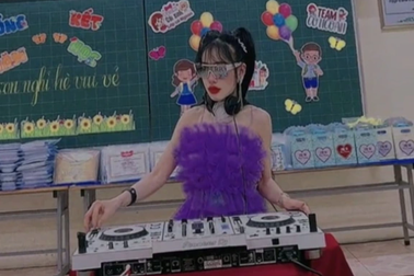 Phụ huynh xinh đẹp mang bàn DJ đến lớp khuấy động buổi liên hoan cuối năm