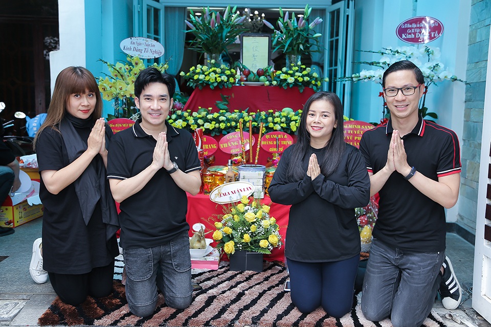 Quang Hà, Nguyễn Hồng Nhung cúng Tổ sân khấu sớm - 2 Quang Hà, Nguyễn Hồng Nhung cúng Tổ sân khấu sớm - 2