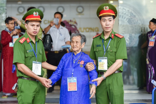 Đoàn 300 mẹ Việt Nam anh hùng xúc động vào Lăng viếng Bác - 7 Đoàn 300 mẹ Việt Nam anh hùng xúc động vào Lăng viếng Bác - 7