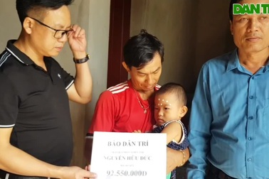 Trao quà bạn đọc đến gia đình anh Đức, xã Quỳnh Thanh.