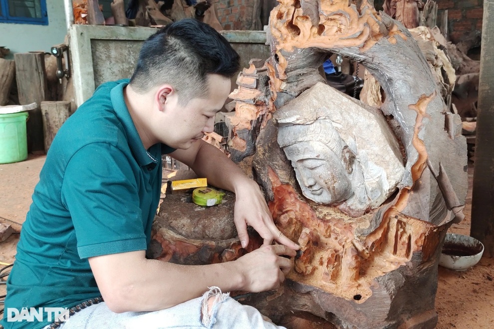 Biến gỗ mục, rễ cây bỏ đi… thành tượng điêu khắc nghệ thuật tiền triệu - 2 Biến gỗ mục, rễ cây bỏ đi… thành tượng điêu khắc nghệ thuật tiền triệu - 2