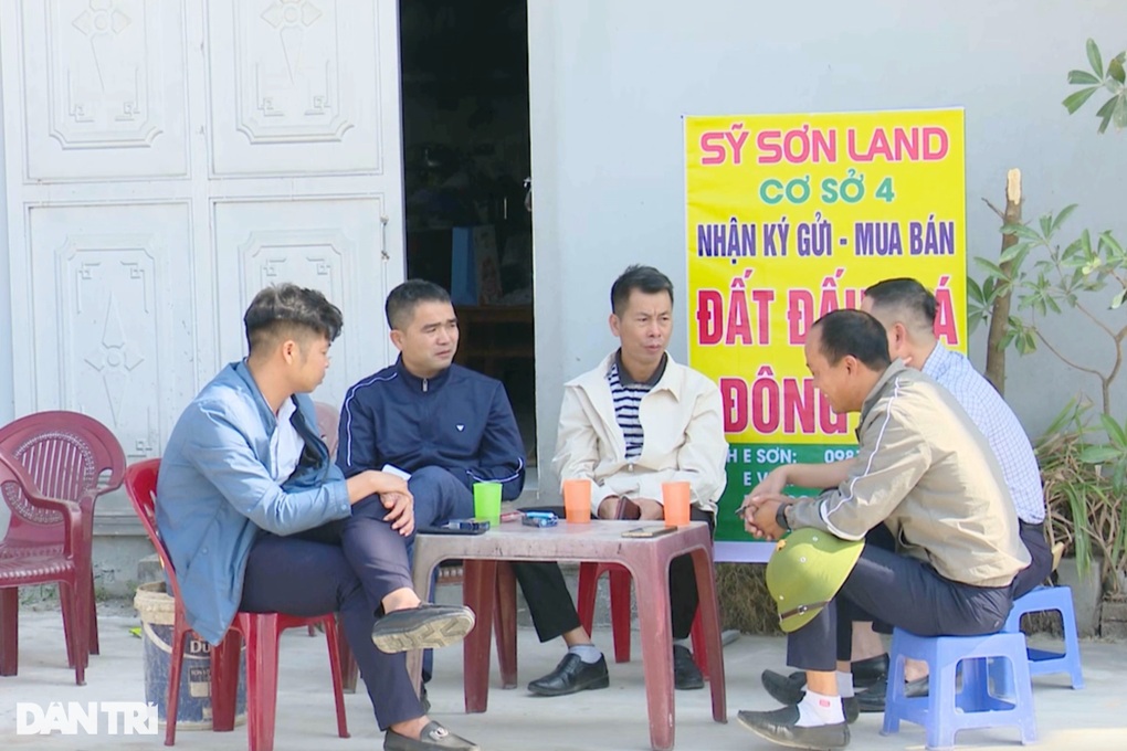 Huyện Sóc Sơn tạm dừng đấu giá 36 lô đất liên quan vụ trả 30 tỷ đồng/m2 - 1 Huyện Sóc Sơn tạm dừng đấu giá 36 lô đất liên quan vụ trả 30 tỷ đồng/m2 - 1