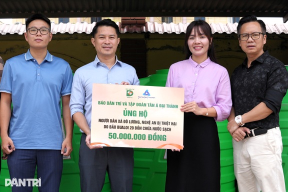 Trao tặng 50 bồn nước giúp người dân vùng mưa bão ổn định cuộc sống