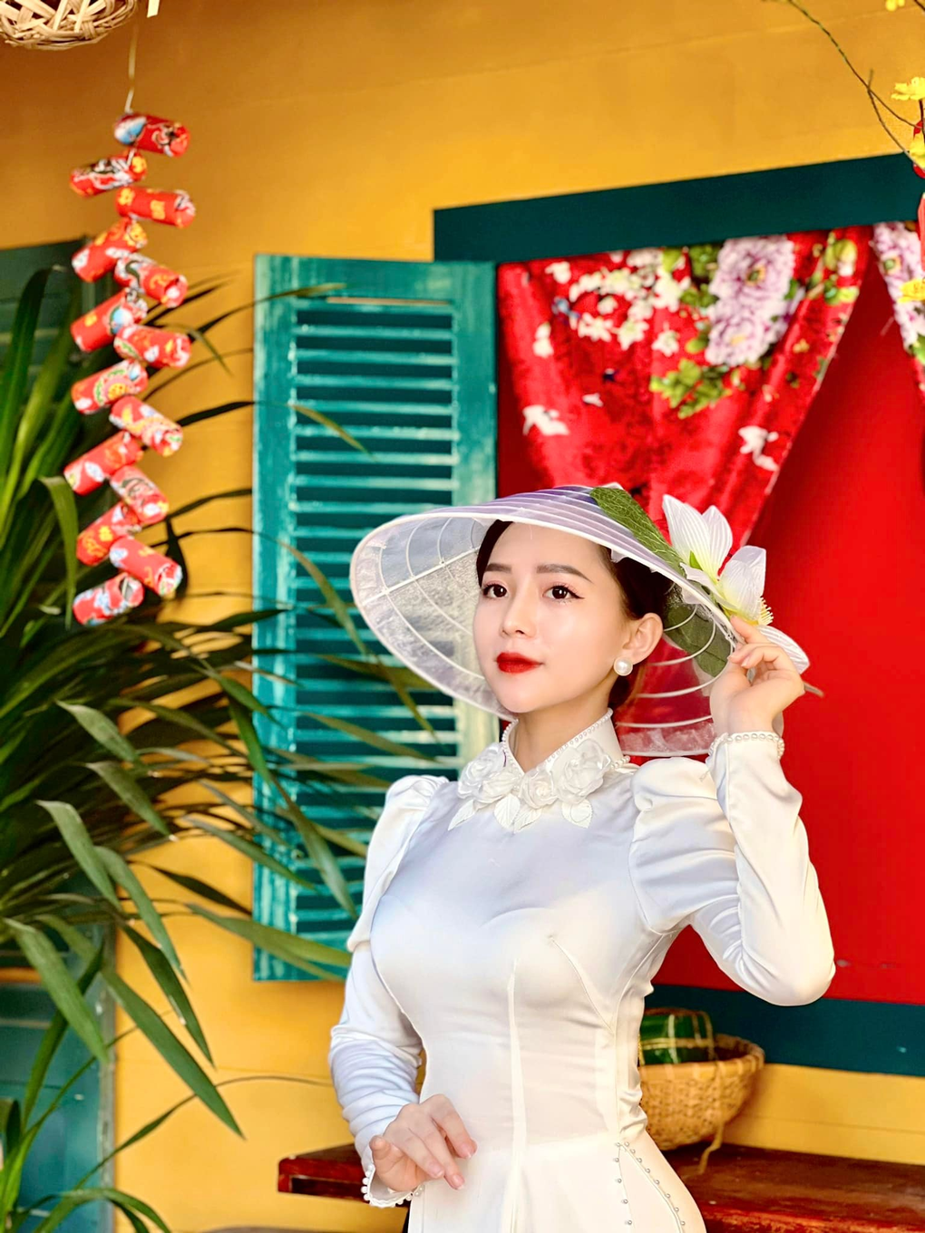 Cô giáo Gen Z gây sốt mạng vì diện áo dài lộng lẫy đến lớp mỗi ngày - 2 Cô giáo Gen Z gây sốt mạng vì diện áo dài lộng lẫy đến lớp mỗi ngày - 2