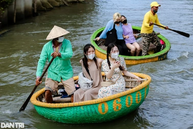 Trải nghiệm "lắc thúng" bồng bềnh trên sông nước ở rừng dừa Quảng Nam