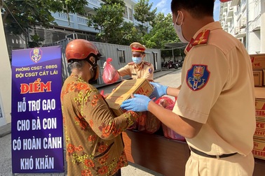 CSGT tặng quà giúp bà con nghèo vượt qua đại dịch