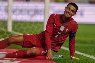 Phản ứng trái chiều của CĐV khi C.Ronaldo bỏ lỡ cơ hội khó tin
