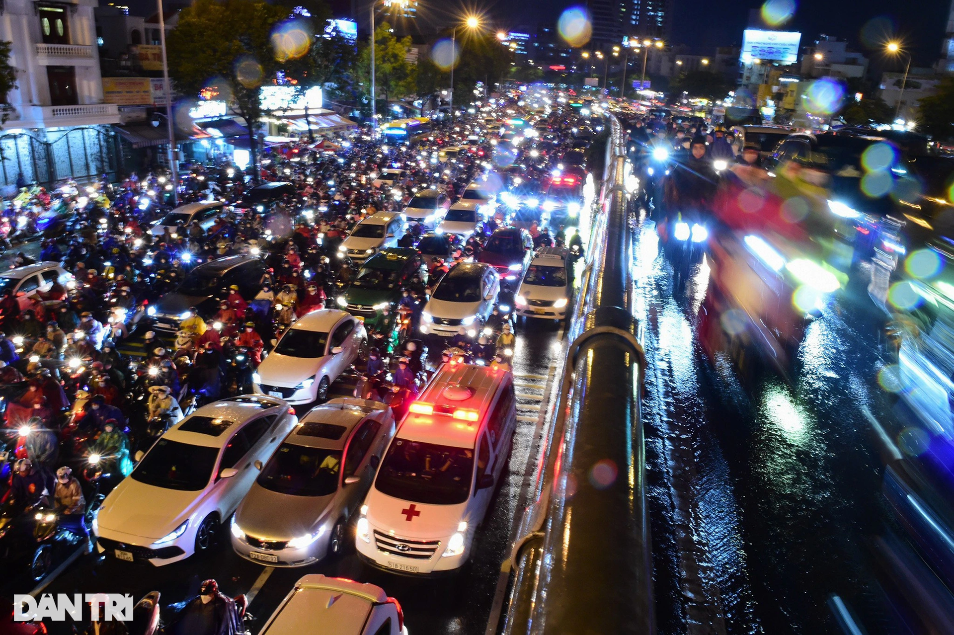 Người dân TPHCM chôn chân gần 4km trên đường về nhà sau cơn mưa chiều - 13 Người dân TPHCM chôn chân gần 4km trên đường về nhà sau cơn mưa chiều - 13