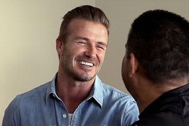 Bất ngờ được David Beckham gõ cửa và trao tặng 100.000 đô la