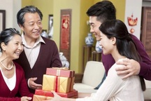 Mới yêu 60 ngày, bạn gái bắt tôi chi 7 triệu đồng mua thứ này cho họ hàng