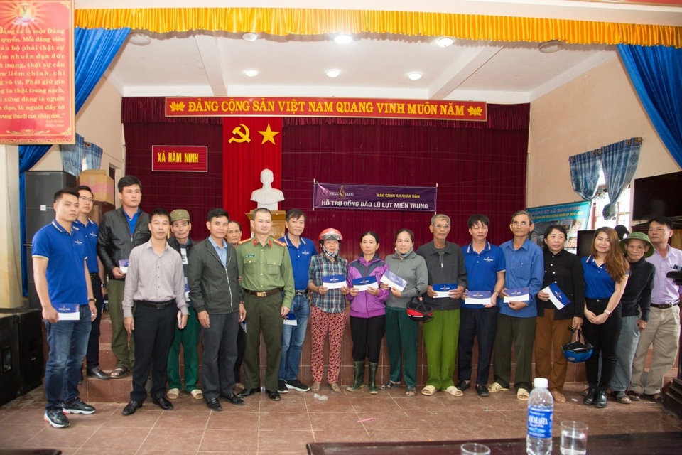 Người dân xứ Quảng rưng rưng nhận hỗ trợ - 10 Người dân xứ Quảng rưng rưng nhận hỗ trợ - 10