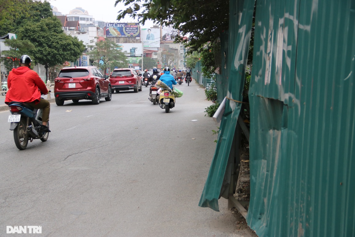 Rác thải ngập ngụa, bốt điện vênh váo trên con đường giữa Thủ đô - 11 Rác thải ngập ngụa, bốt điện vênh váo trên con đường giữa Thủ đô - 11