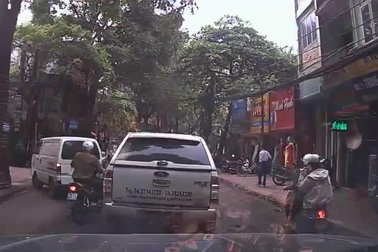 Đi vào đường cấm, tài xế bị du khách nước ngoài "dạy dỗ"