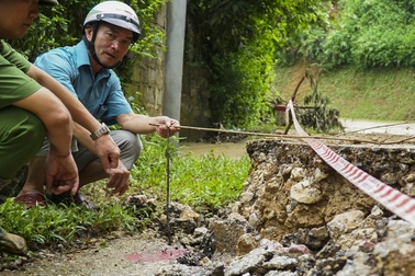 Thêm nhiều đường, nhà nứt toác, chực sập xuống sông Đà