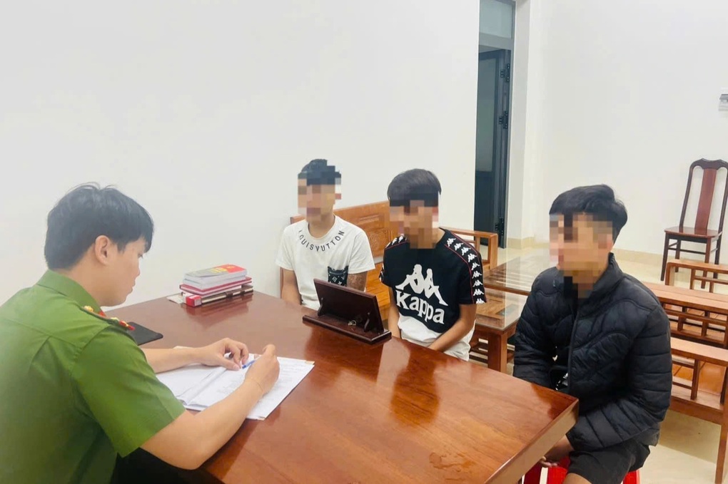 Ba thanh thiếu niên khống chế chở người đàn ông ra nghĩa trang cướp tài sản - 1 Ba thanh thiếu niên khống chế chở người đàn ông ra nghĩa trang cướp tài sản - 1