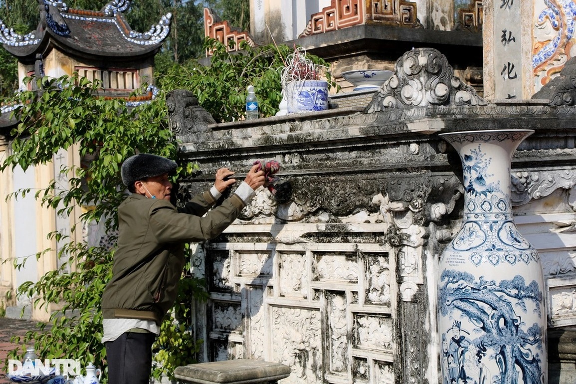 Độc đáo rễ cây ôm trọn hàng cột ngôi đền cổ hơn 600 năm tuổi ở Hà Tĩnh - 4