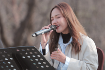 "Nàng thơ của Sơn Tùng M-TP" hát giữa thời tiết lạnh ở Hàn Quốc