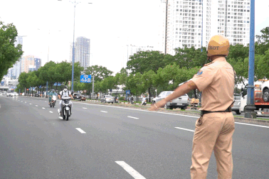 Người vi phạm cuống quýt tăng ga bỏ chạy, phóng ngược chiều khi gặp CSGT