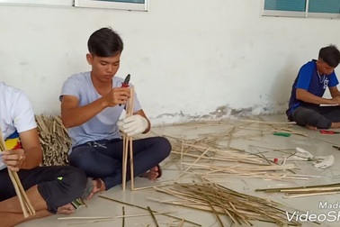 Sinh viên làm hàng nghìn lồng đèn tặng trẻ em miền Tây vui Tết Trung thu