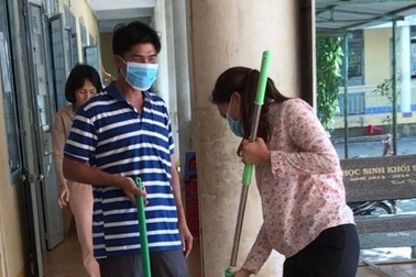 Ninh Thuận: Nghỉ học thêm 1 tuần, giáo viên tất bật vệ sinh trường lớp
