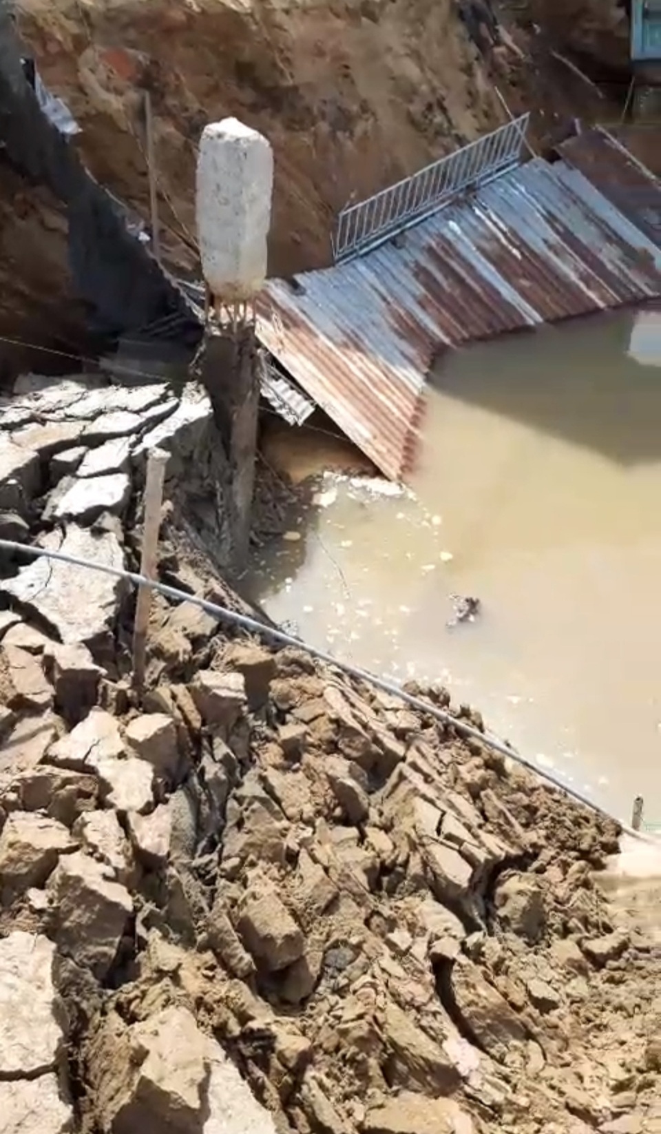 Sóc Trăng: Thêm 3 nhà dân bị “nuốt” xuống sông - 3 Sóc Trăng: Thêm 3 nhà dân bị “nuốt” xuống sông - 3