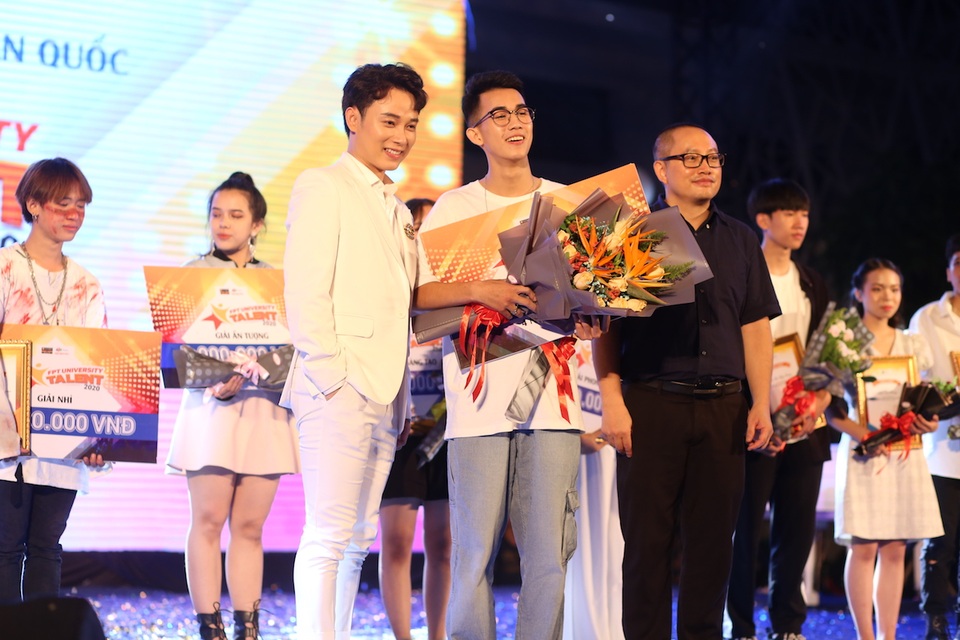Vừa đàn vừa hát, nam sinh Quảng Bình đăng quang ngôi Quán quân Học bổng Tài năng ĐH FPT - 10
