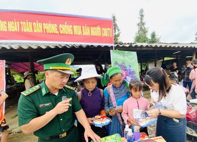 Tuyên truyền kiến thức phòng, chống mua bán người tại chợ phiên Pha Long, Mường Khương, Lào Cai.