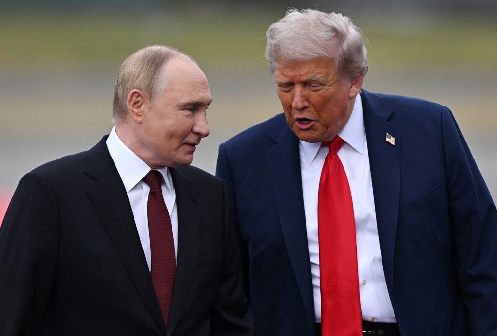 Cuộc trò chuyện vui vẻ của ông Trump và ông Putin sau họp báo - 1 Cuộc trò chuyện vui vẻ của ông Trump và ông Putin sau họp báo - 1