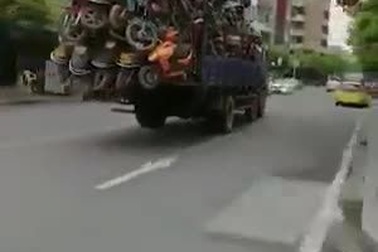 Choáng với những chiếc xe chở quá khổ, quá tải