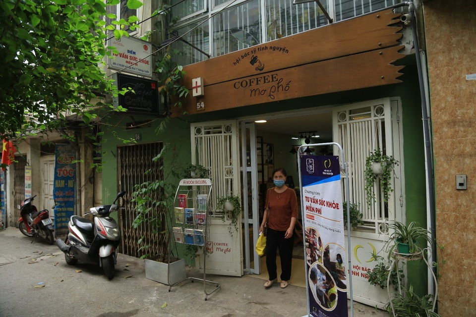 Ấm lòng quán cà phê tư vấn sức khỏe, cấp thuốc miễn phí giữa Thủ đô - 1