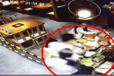 Chồng hất trọn nồi lẩu sôi nóng vào người bạn vợ vì ghen tuông